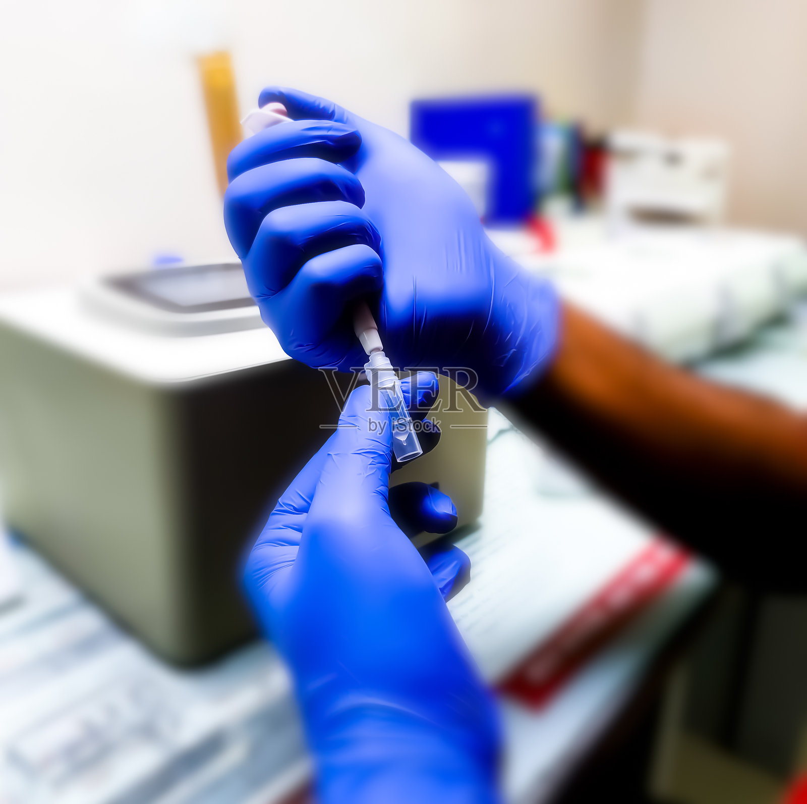 科学家将样本移液到用于DNA检测的小瓶中。科学家将样本的DNA通过PCR扩增装入塑料PCR条管。生物化学专家正在使用实验室设备和玻璃器皿。照片摄影图片