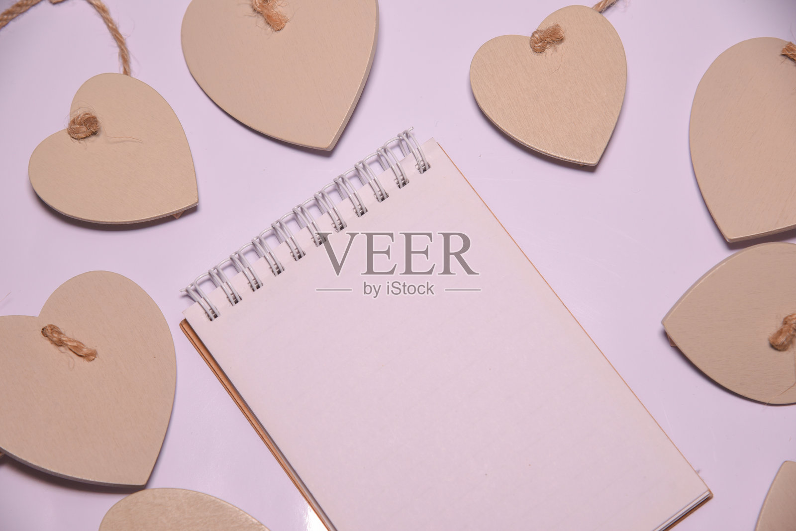 高角度视图的心形装饰和日记本，背景为粉色照片摄影图片