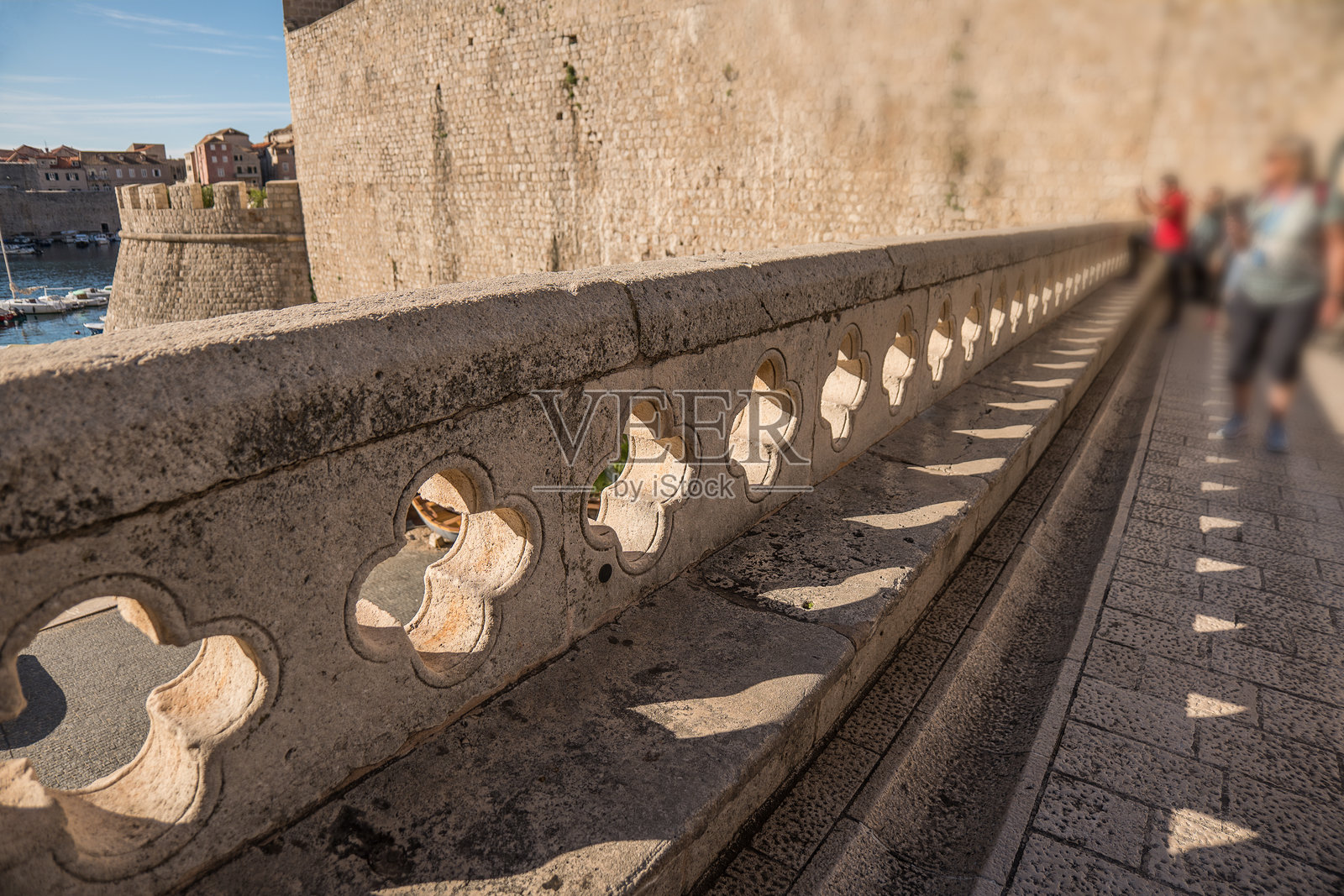 人们在杜布罗夫尼克的中世纪城镇拍照照片摄影图片