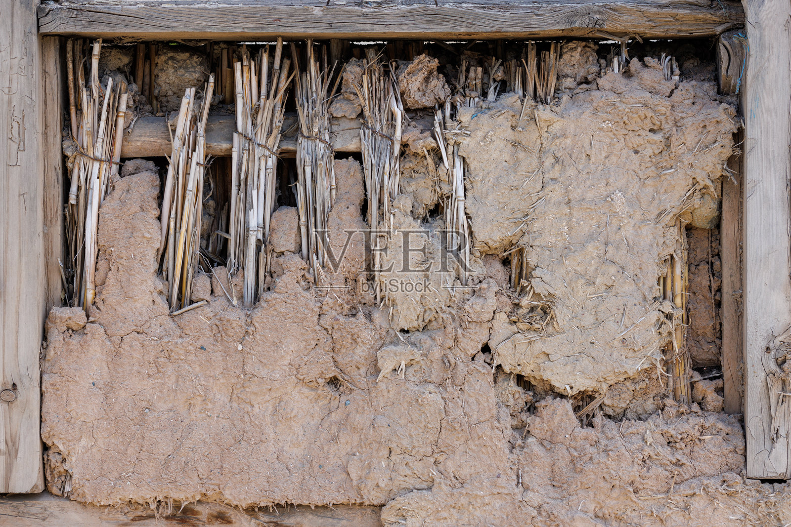旧损坏的木条和涂抹覆盖的窗户，全帧背景和纹理照片摄影图片