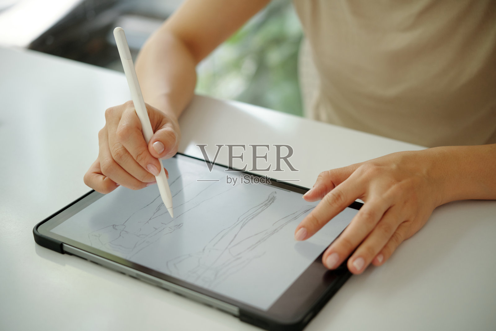 使用手写笔在平板电脑上创作数字艺术照片摄影图片