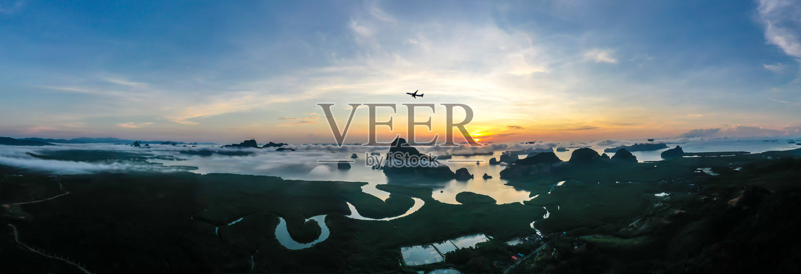 萨梅德南奇观景点，泰国攀牙省著名旅游目的地，晨光照耀下的美丽未被发现的乐园场景，笼罩在薄雾中，全景展现。照片摄影图片