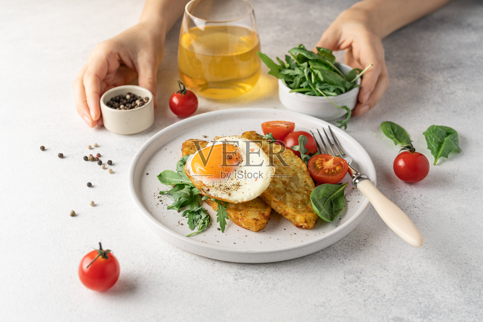 浅色背景上的早餐盘子照片摄影图片