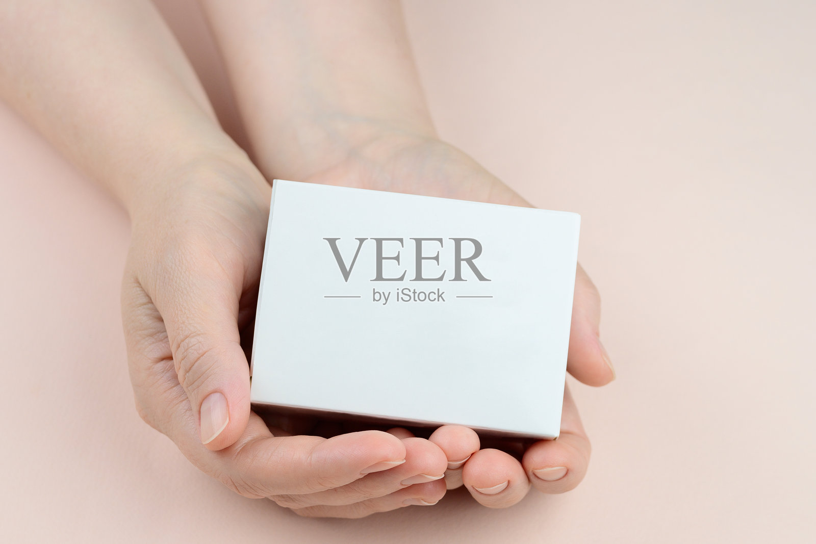 女性手中拿着的空白白色产品包装盒模型照片摄影图片