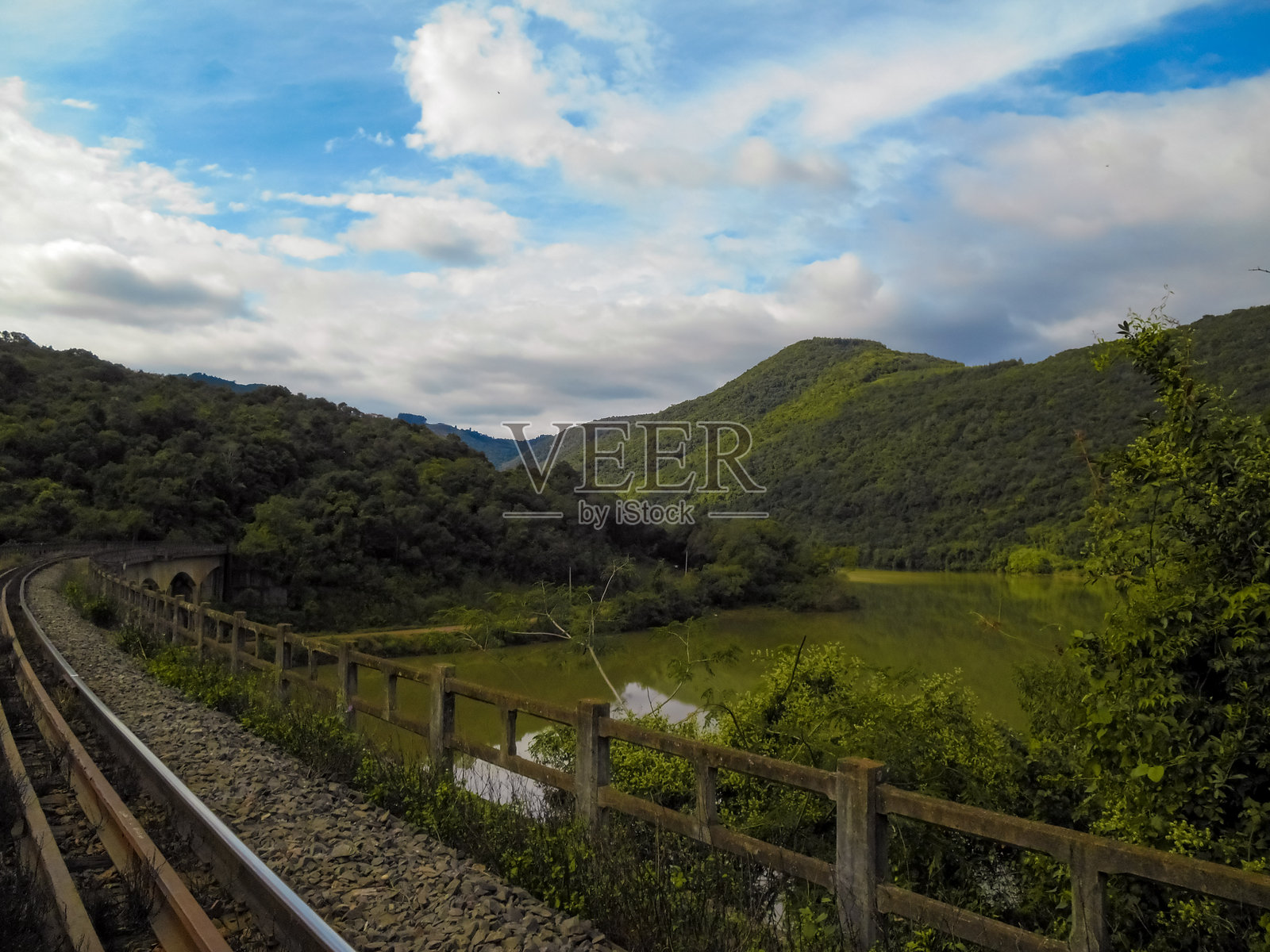 火车 / 铁轨 / 铁轨上的桥 / 铁轨上的风景 / 铁轨 / 河流 / 原生森林 / 土路 / 河上的桥 / Jaboticaba 车站 / Mafra-Lages-General Luz照片摄影图片