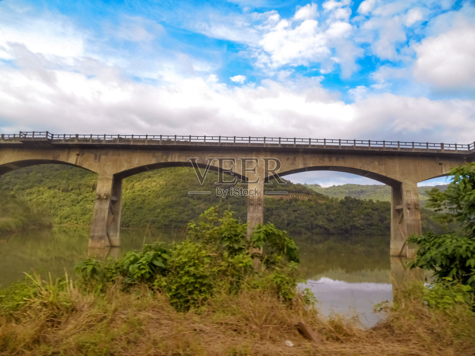 火车 / 铁轨 / 铁轨上的桥 / 铁轨上的风景 / 铁轨 / 河流 / 原生森林 / 土路 / 河上的桥 / 贾博蒂卡巴站 / 马夫拉-拉热斯-热内拉·卢兹照片摄影图片