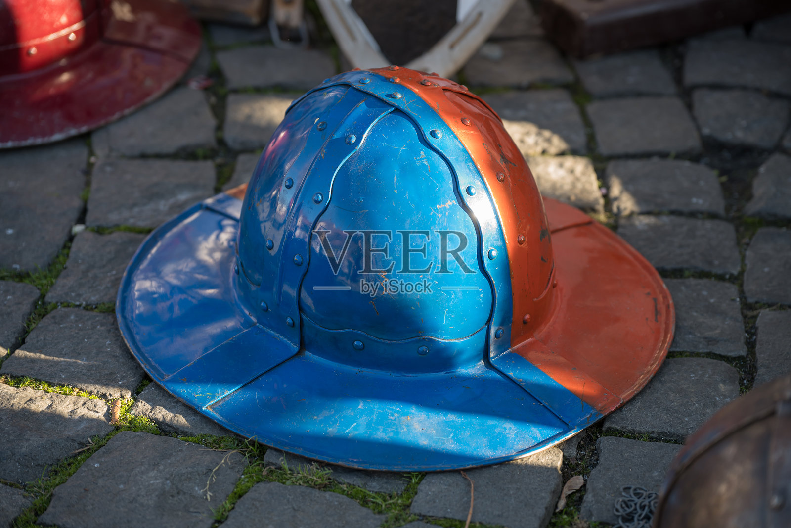 银色中世纪斯巴达克斯头盔骑士，来自罗马尼亚，2024年照片摄影图片