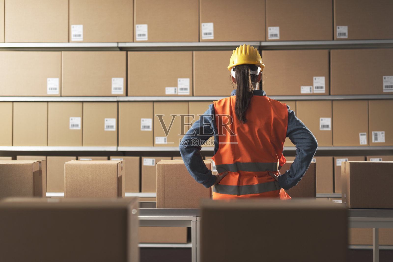 员工在仓库检查包裹照片摄影图片