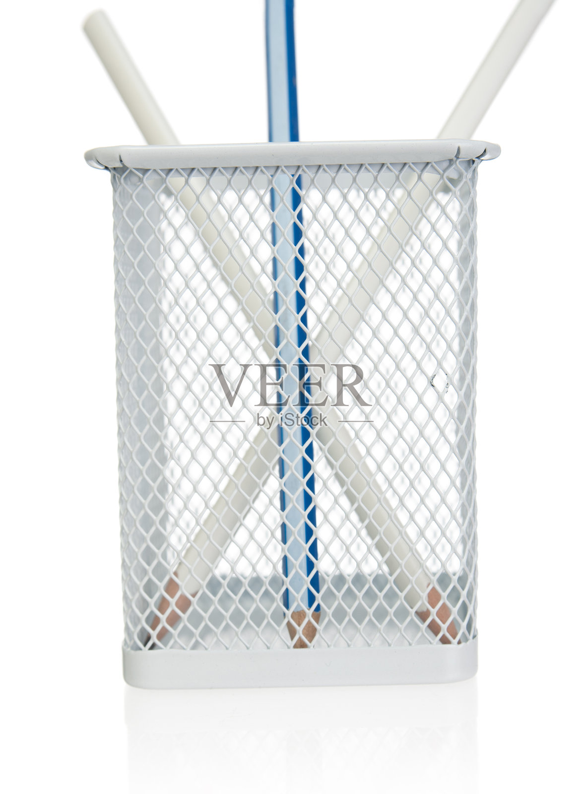 几支铅笔放在金属罐中，特写于白色背景上，前景清晰。照片摄影图片