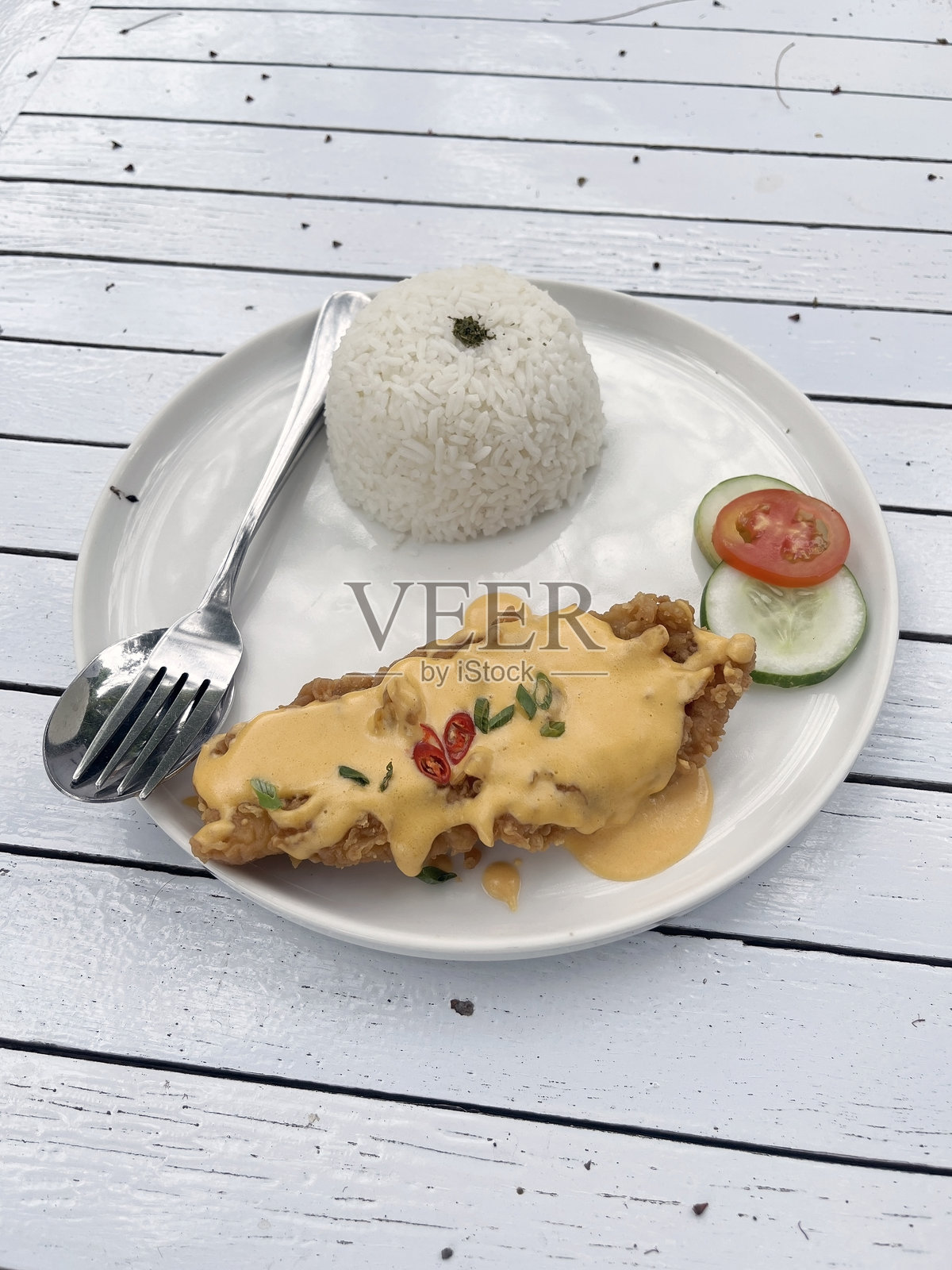 香脆炸鱼片配辣味奶酪酱照片摄影图片