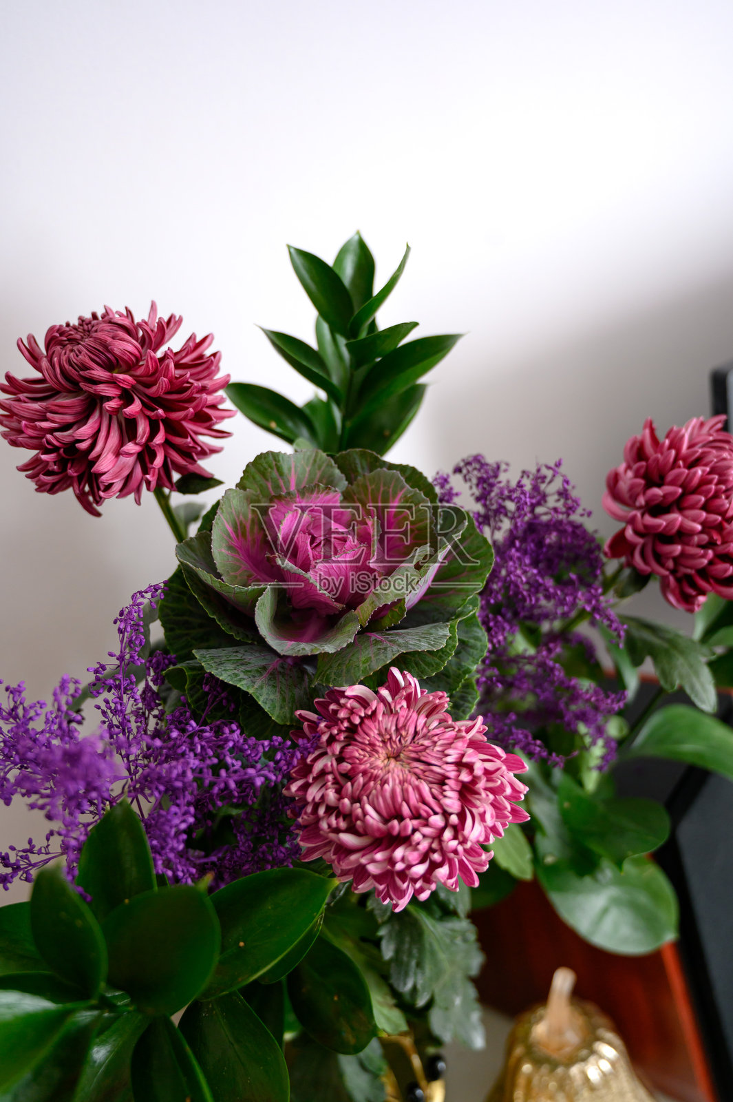 时尚的紫色卷心菜花束、紫色菊花和紫色花朵。紫色花朵背景和纹理。文本空间。照片摄影图片