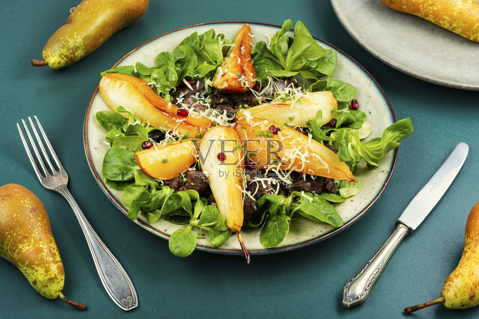 焦糖梨与鸡肝沙拉。照片摄影图片