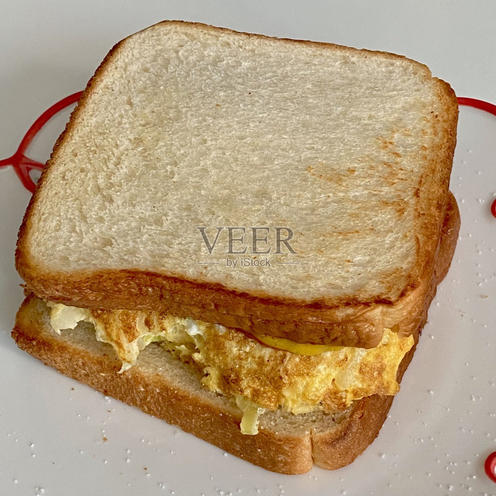 美味的三明治，夹满新鲜的食材，如脆嫩的蔬菜、鲜嫩的肉类和美味的酱料，夹在两片柔软的面包之间。非常适合快速而令人满意的餐点。照片摄影图片