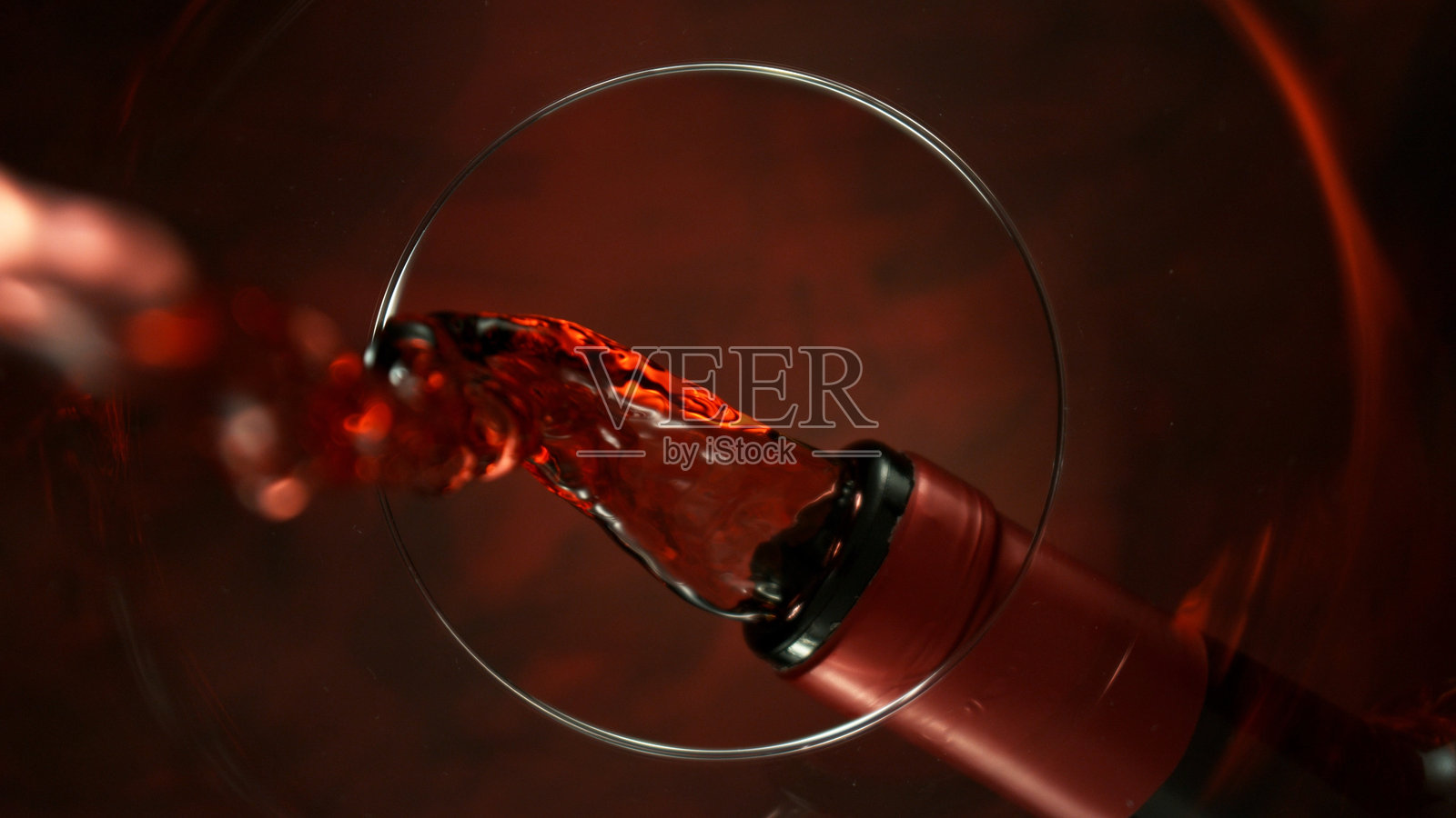 倒红酒入杯，特写镜头。照片摄影图片