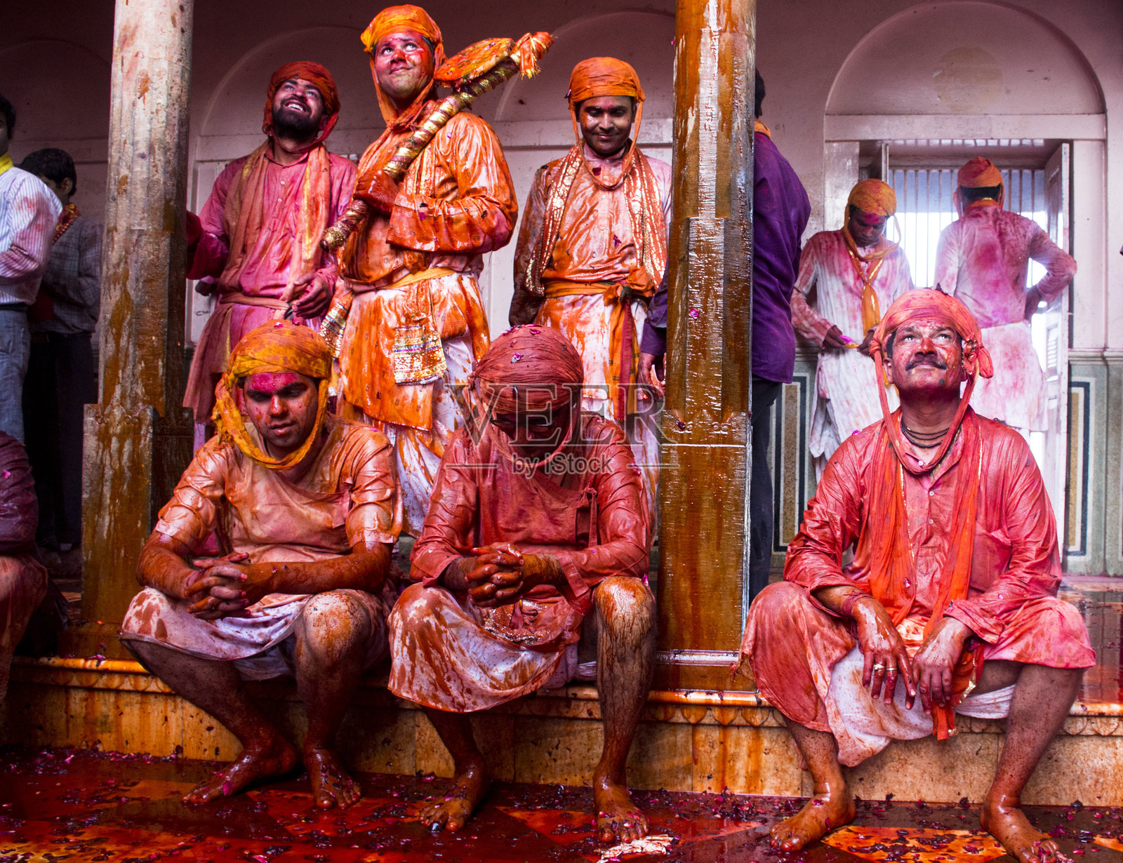 在马图拉的胡里节中浸泡在色彩中照片摄影图片