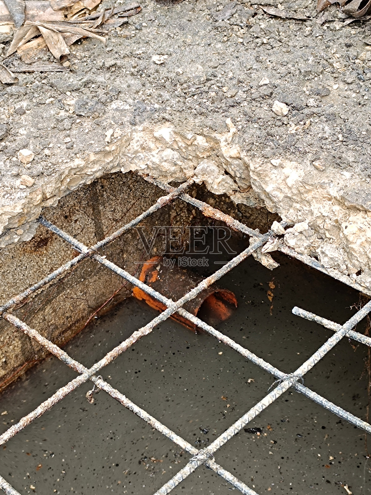 暴露的排水口特写，覆盖着金属栏杆照片摄影图片