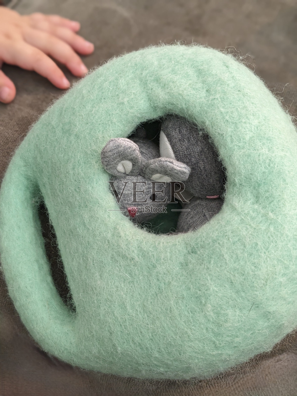 儿童柔软的钱包玩具，里面藏着小兔子照片摄影图片