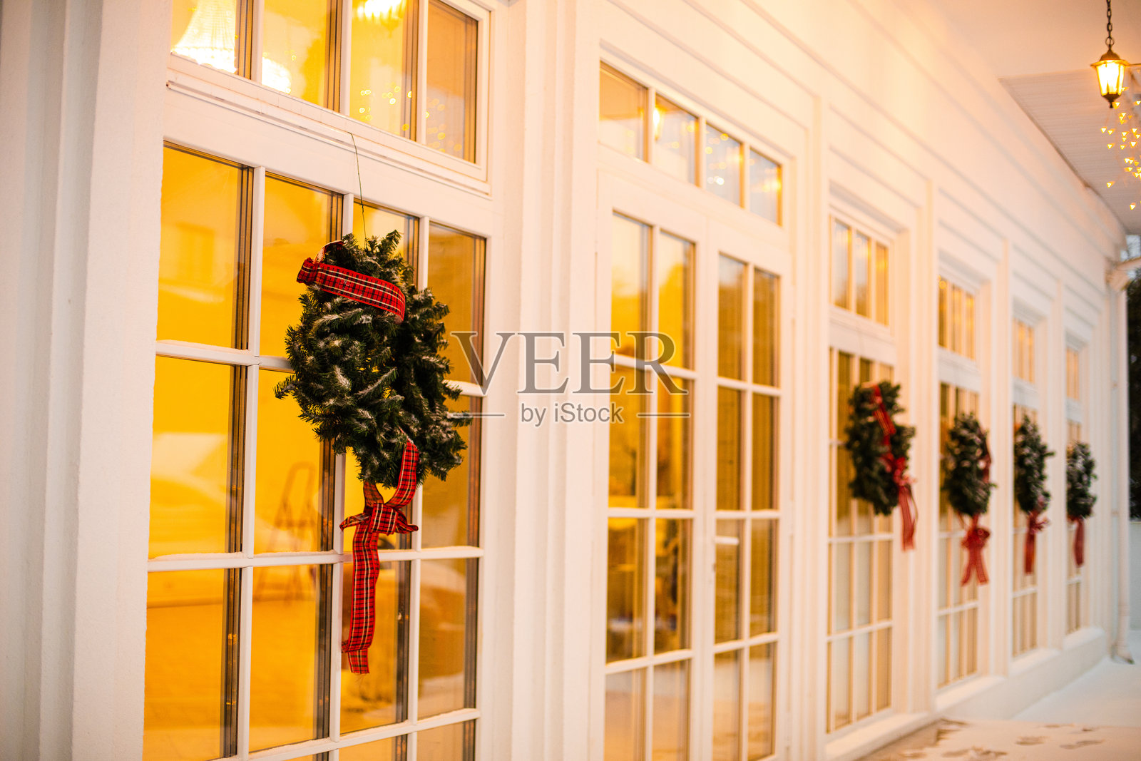 圣诞前夕房屋上的花环装饰图片照片摄影图片