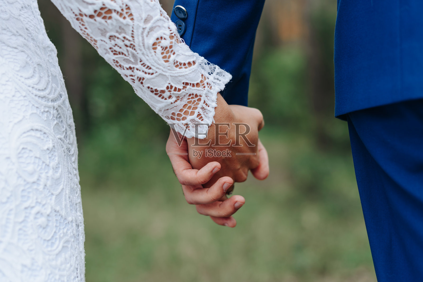 新娘和新郎手牵手在一起照片摄影图片