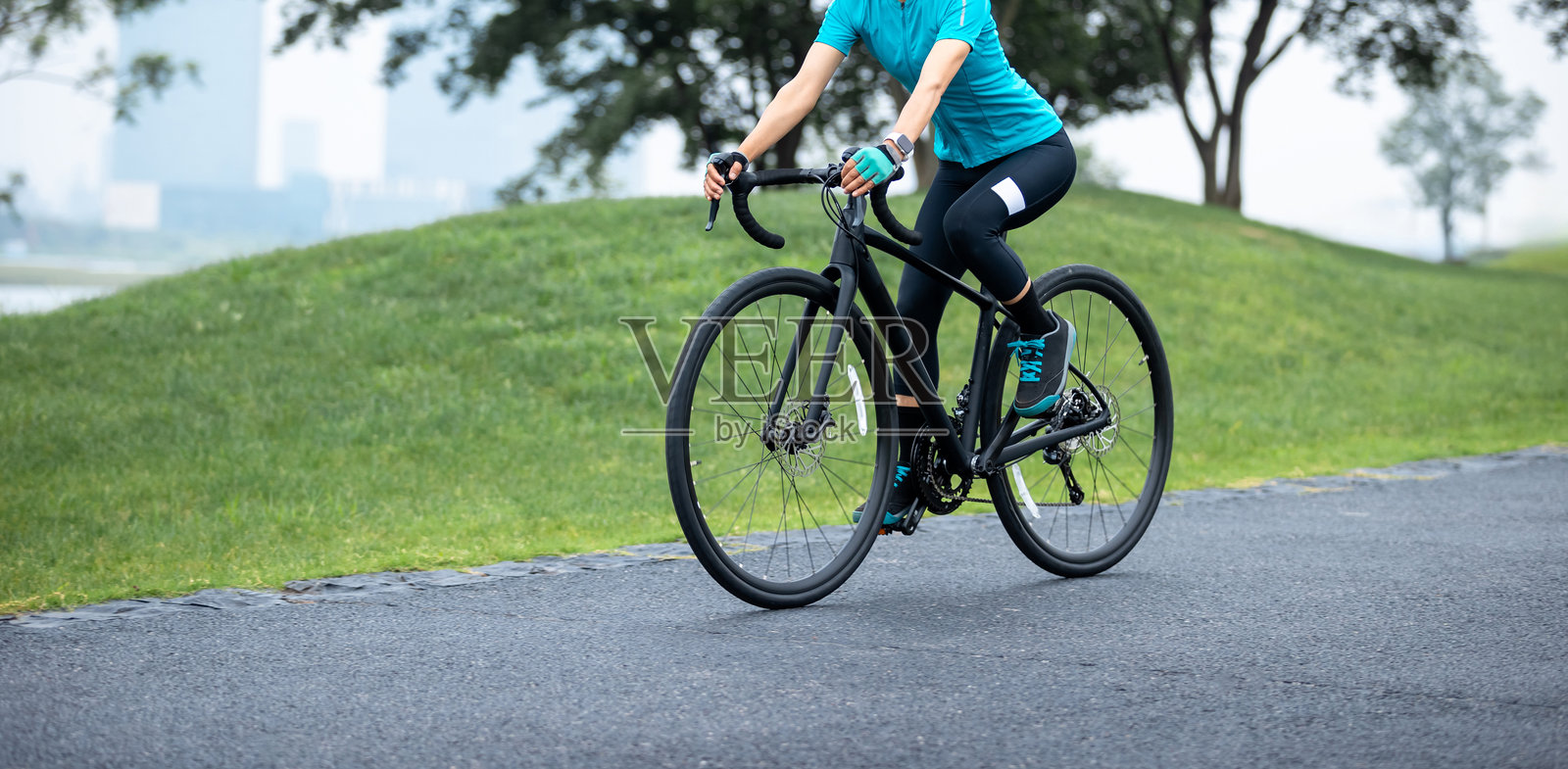 夏季城市公园骑自行车的女性照片摄影图片