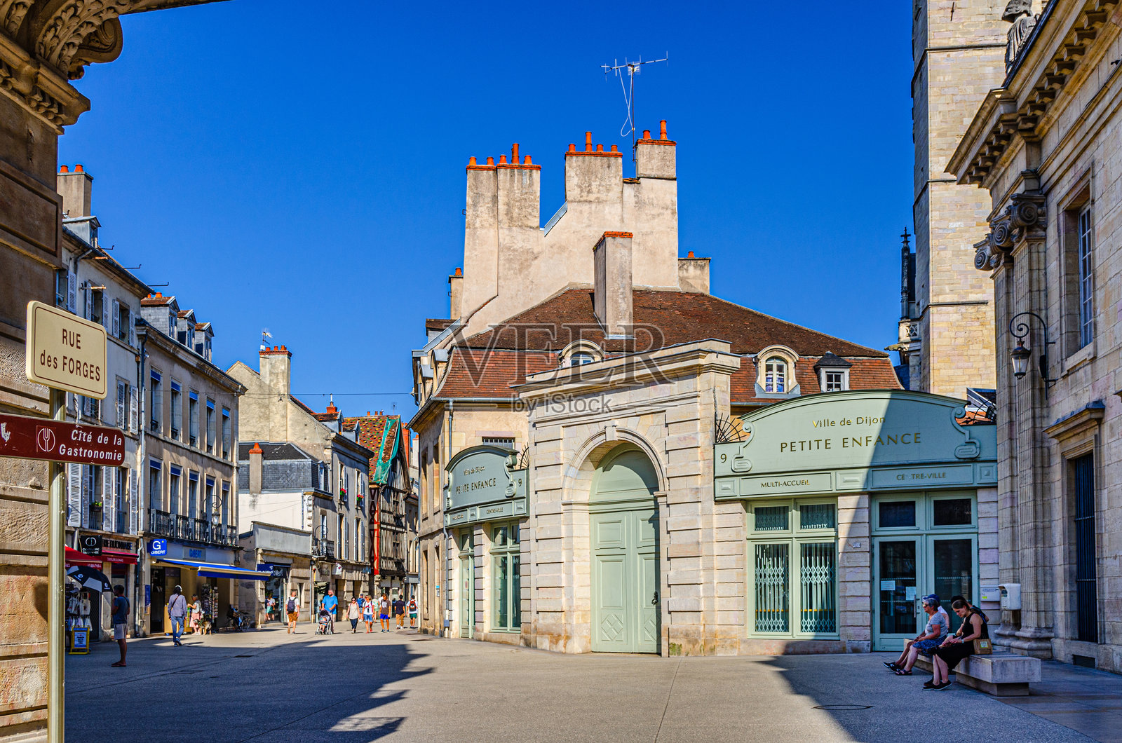 第戎市历史中心的福尔日步行街，古老的典型房屋和中世纪建筑，商店，商铺，阳光明媚的夏日下的第戎老城。照片摄影图片