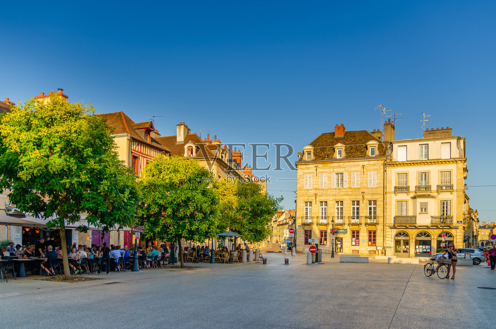第戎老城区的科尔德利广场，古老的典型房屋和中世纪建筑，绿树成荫，许多人在夏日的街边餐厅就餐。照片摄影图片
