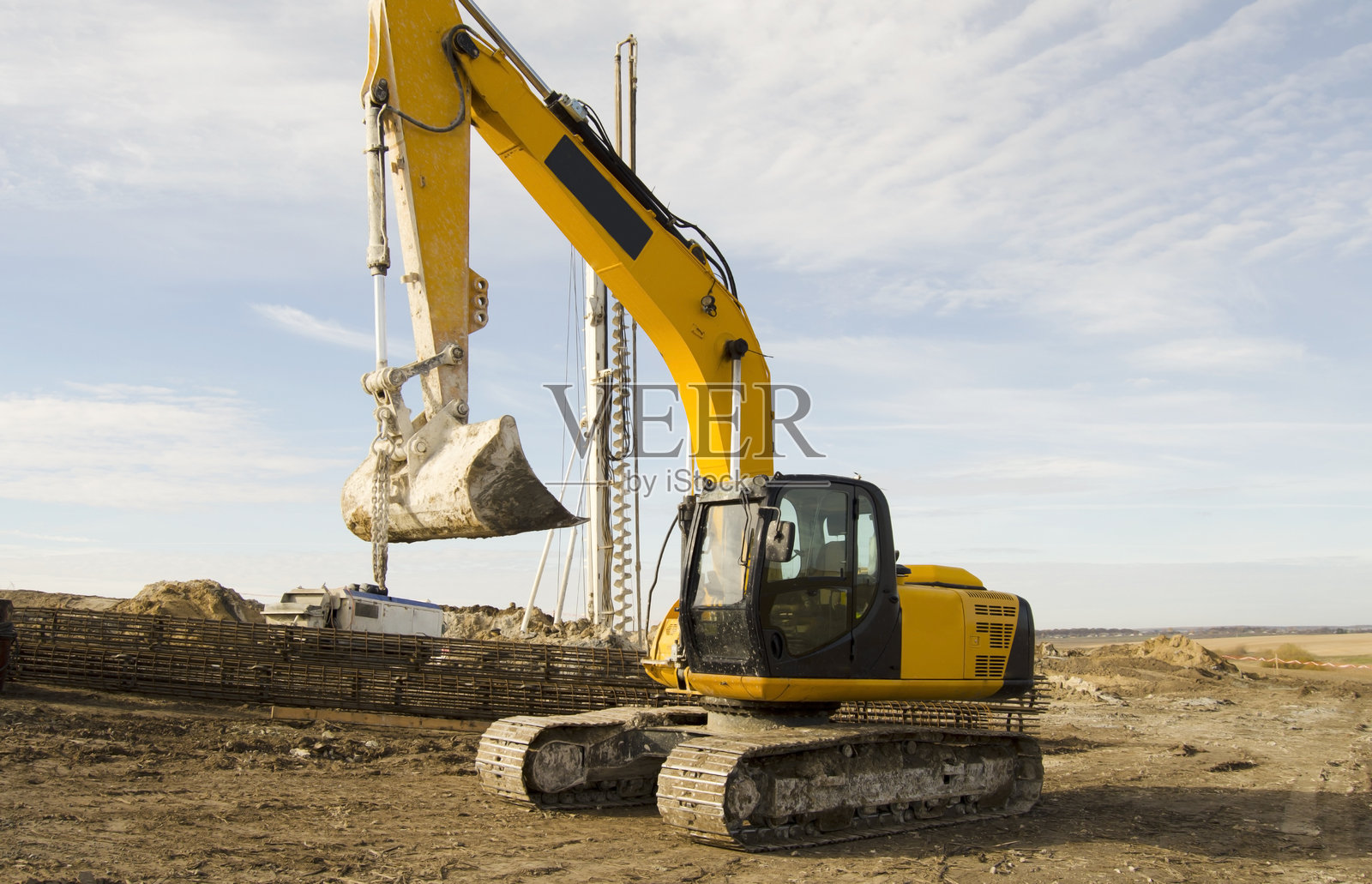 建筑工地上的施工活动。钻孔机。风力涡轮机的建设。挖掘机和其他建筑设备。照片摄影图片