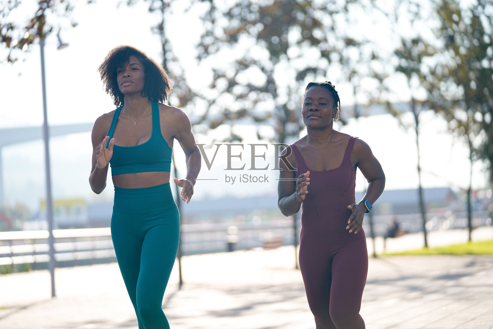 两位年轻的黑人女性在城市户外跑步照片摄影图片