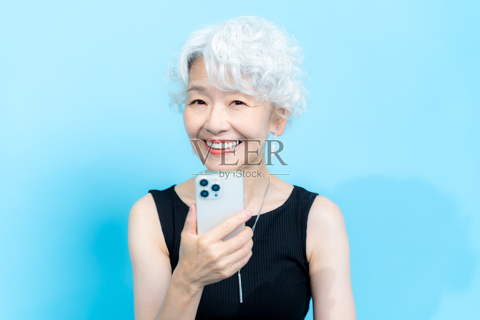 老年女性在使用智能手机照片摄影图片