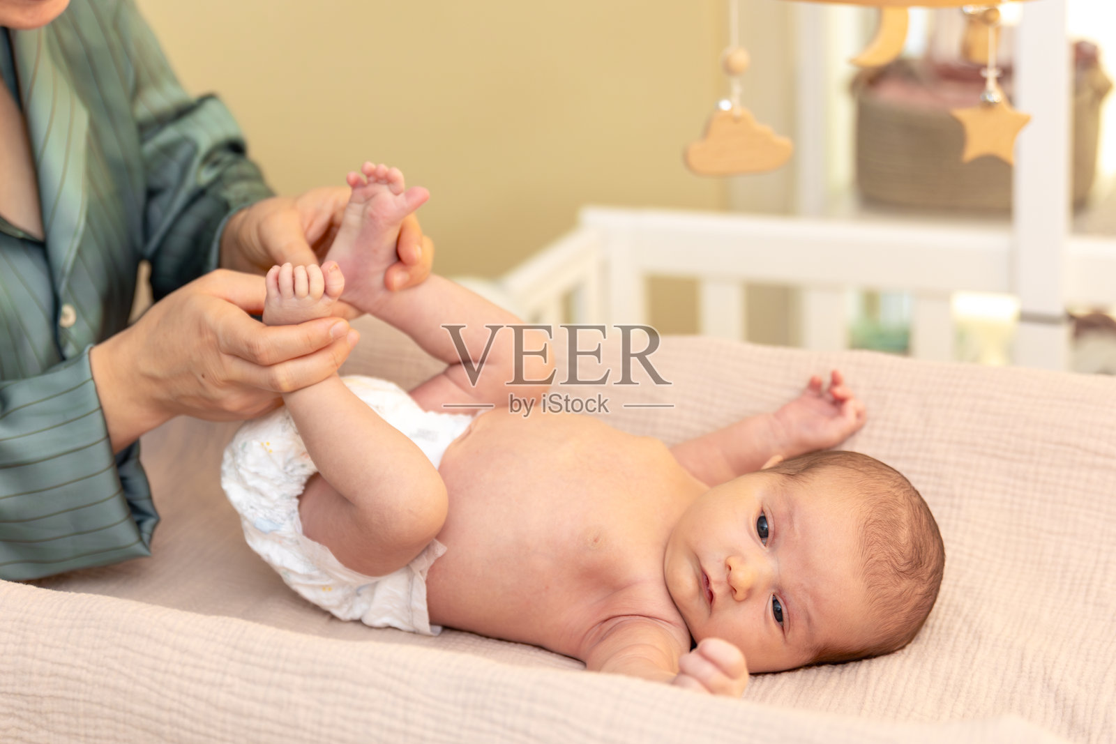 一位年轻母亲抱着新生儿。新生儿。照片摄影图片