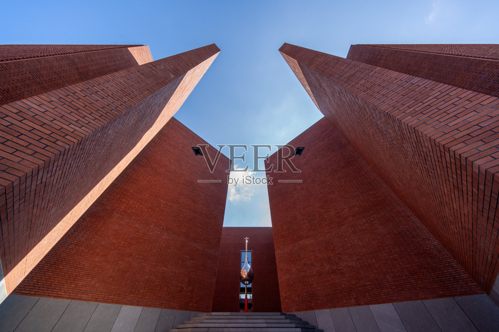 仰望红砖建筑的墙壁照片摄影图片