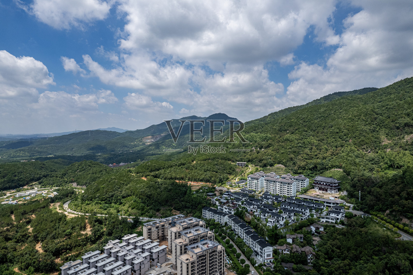 山中联排别墅和别墅的鸟瞰图照片摄影图片