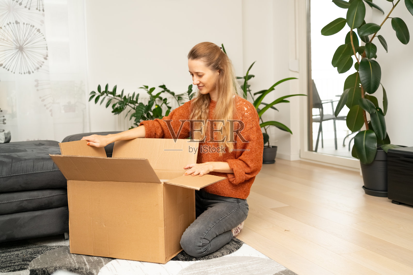 拆开一个大纸箱照片摄影图片