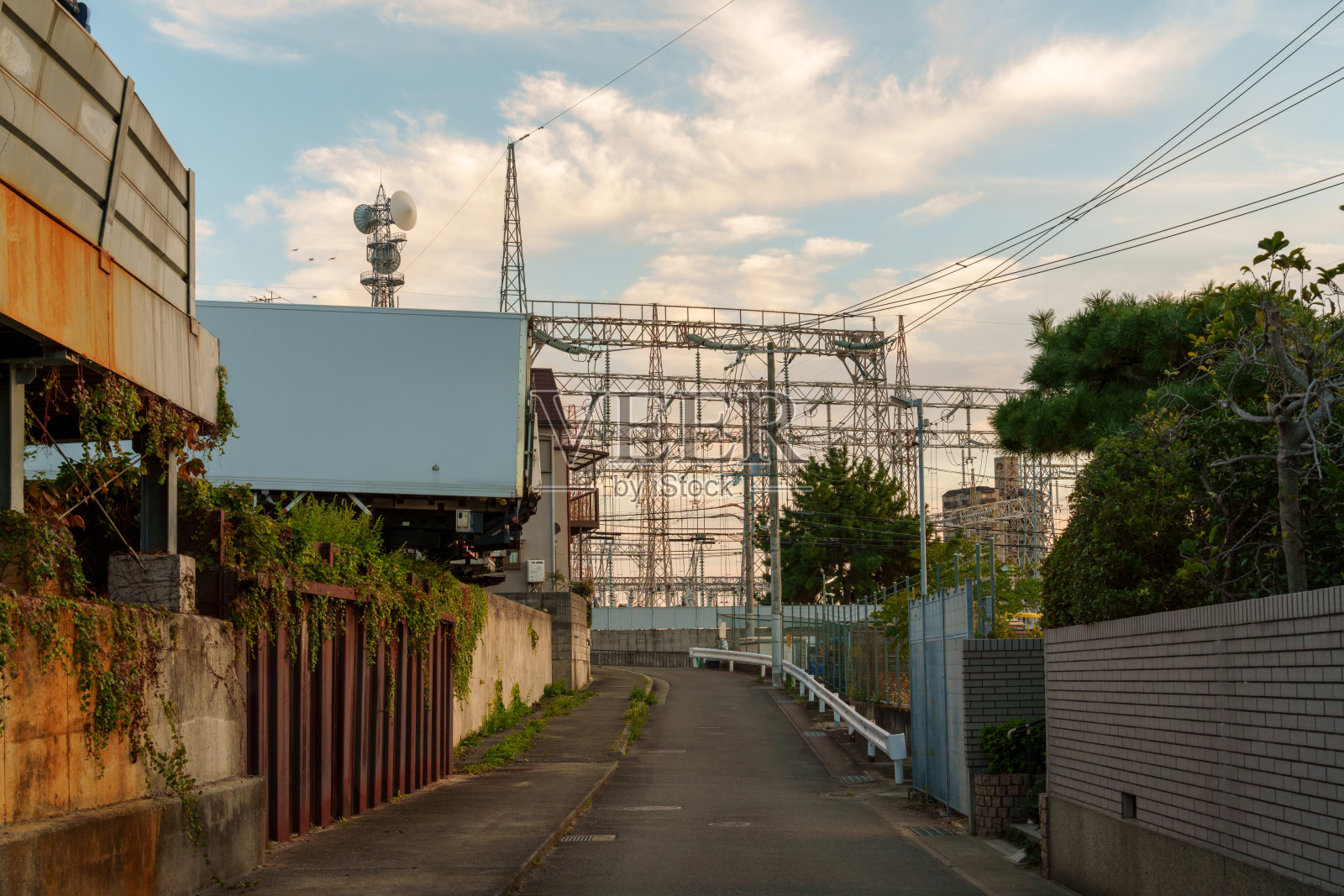 黄昏时分的后巷材料。照片摄影图片