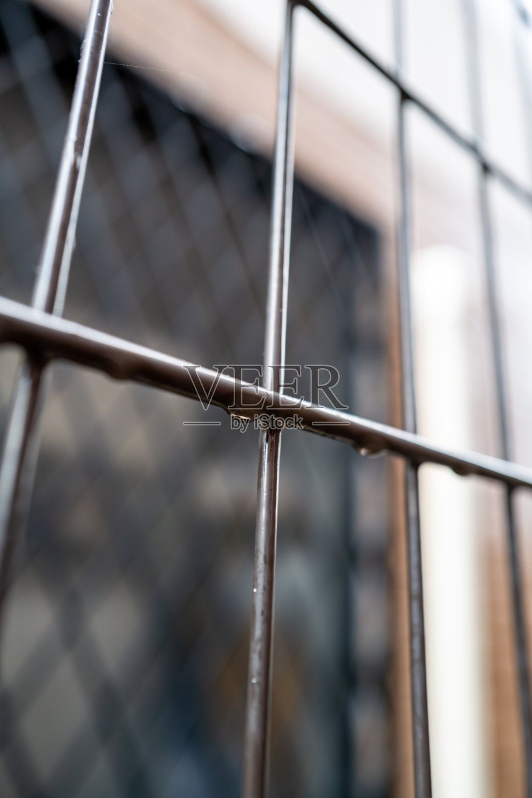 雨天栅栏上的雨滴材料。照片摄影图片