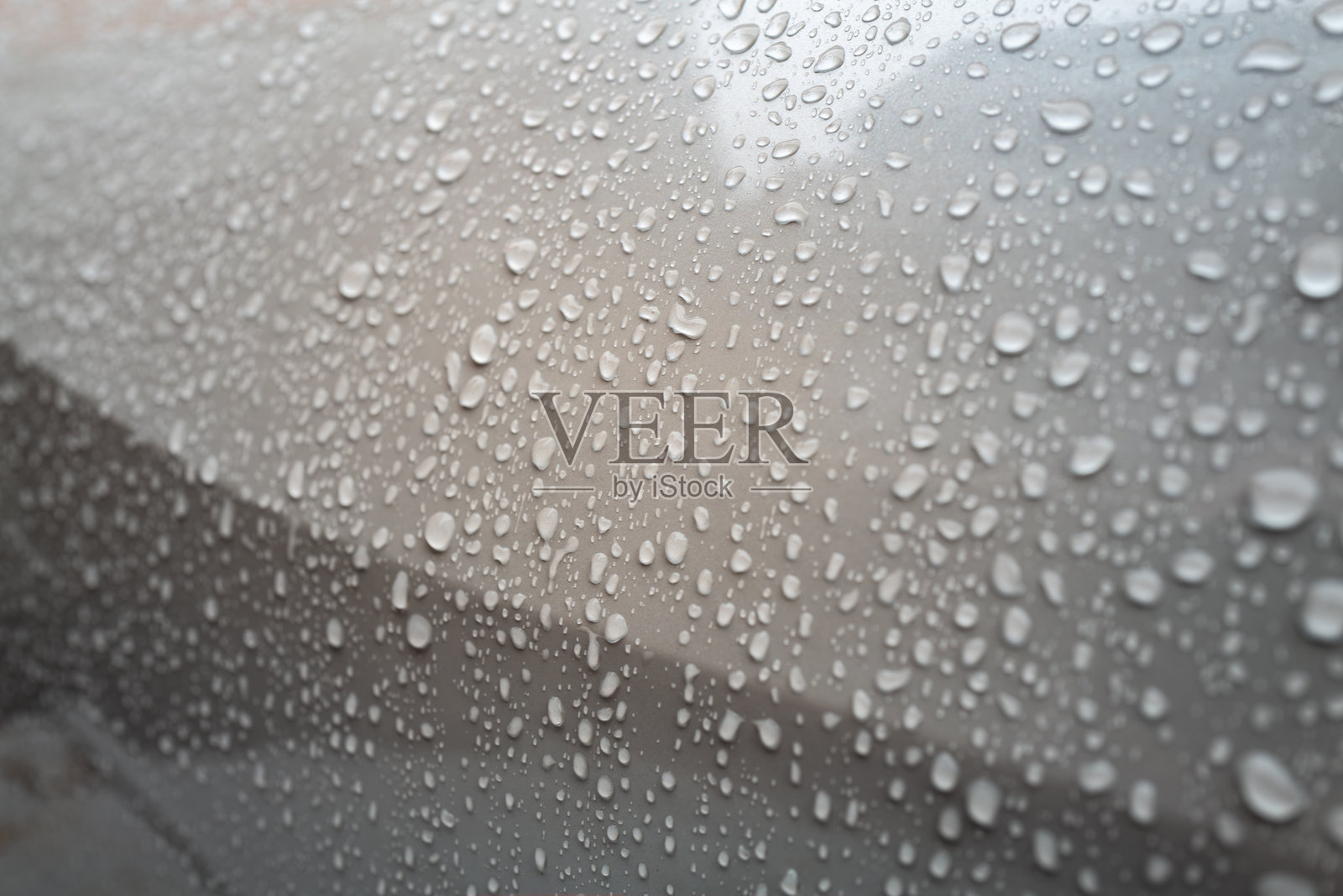 车身上的雨滴照片摄影图片