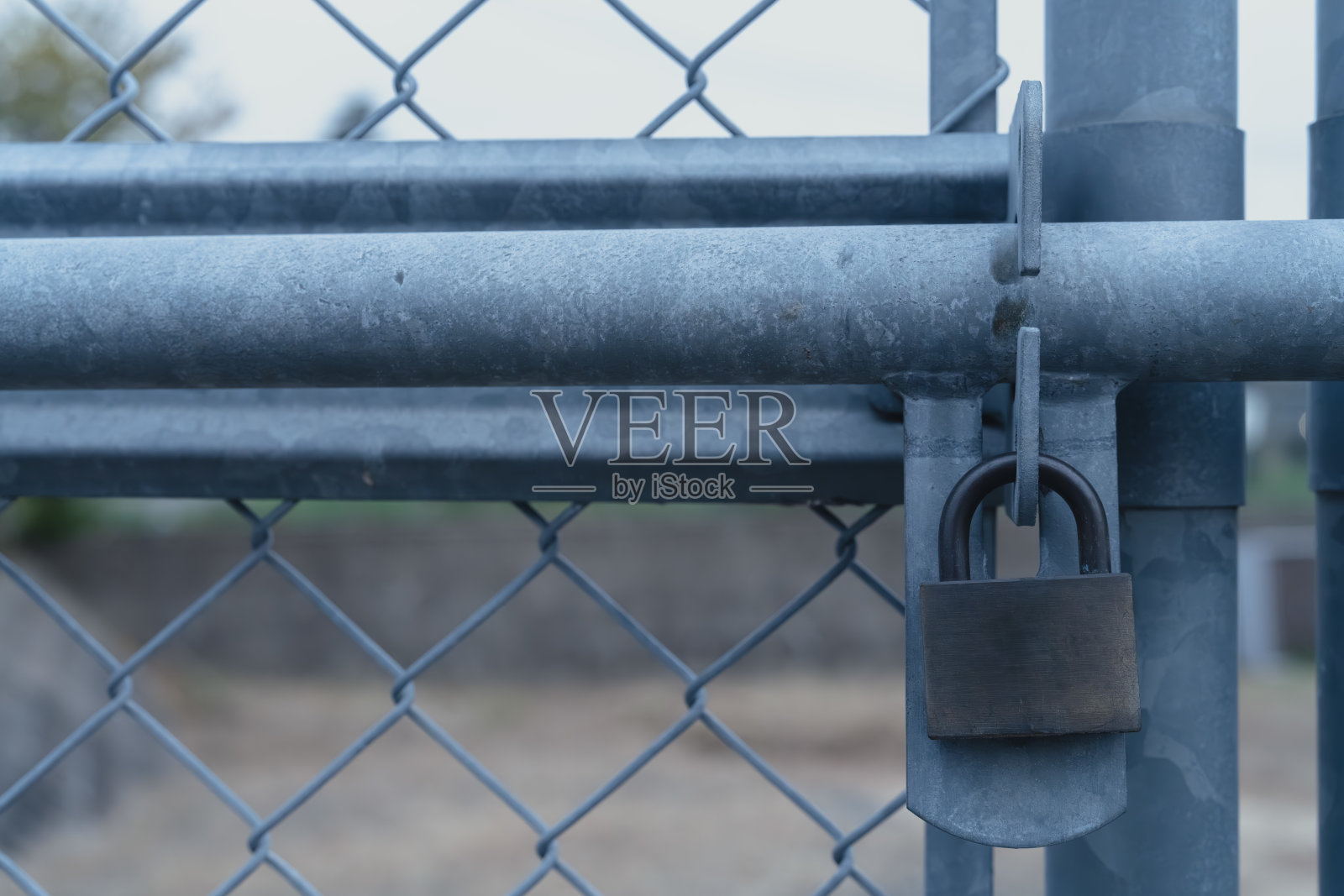 金属门上的锁闭锁。照片摄影图片