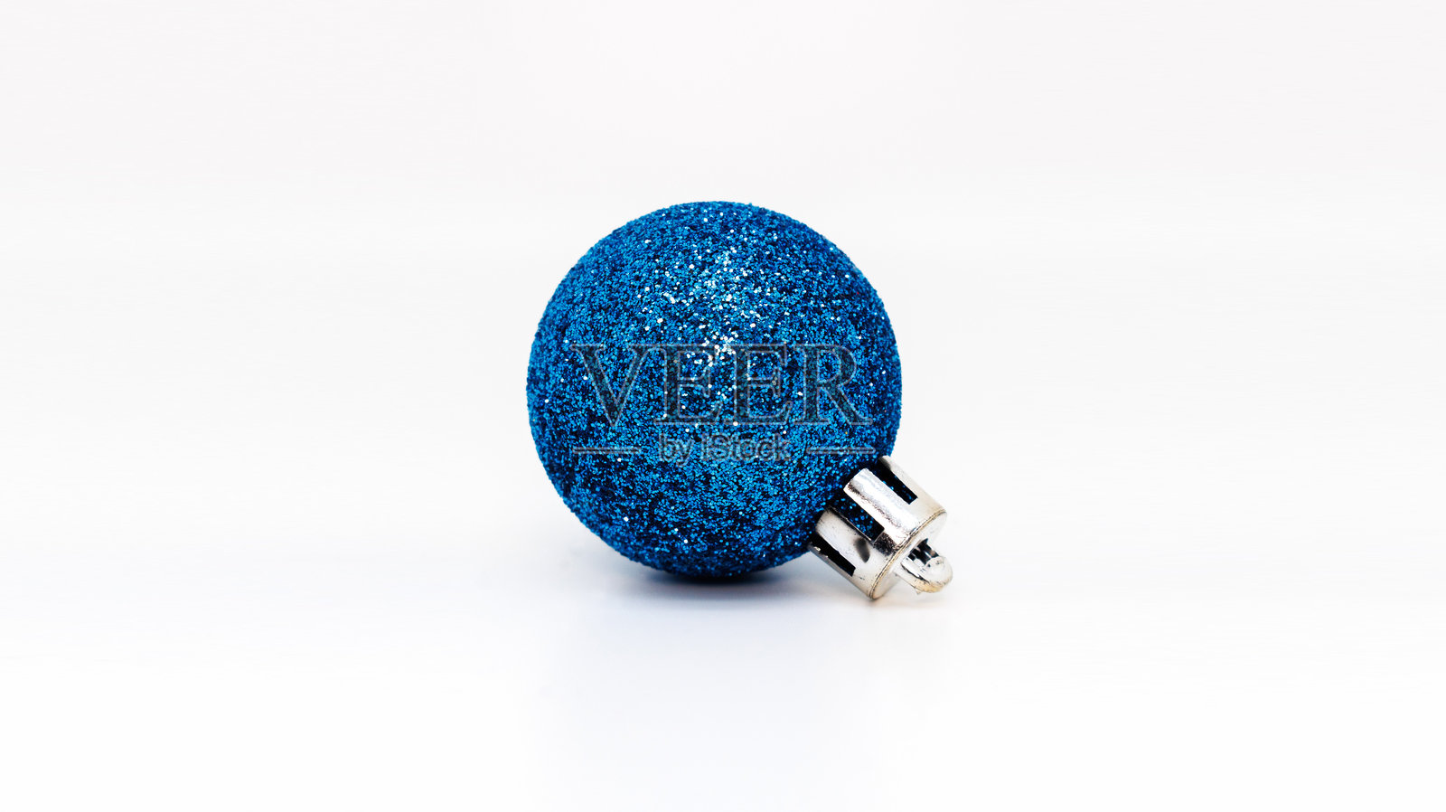 白色背景上的圣诞球照片摄影图片