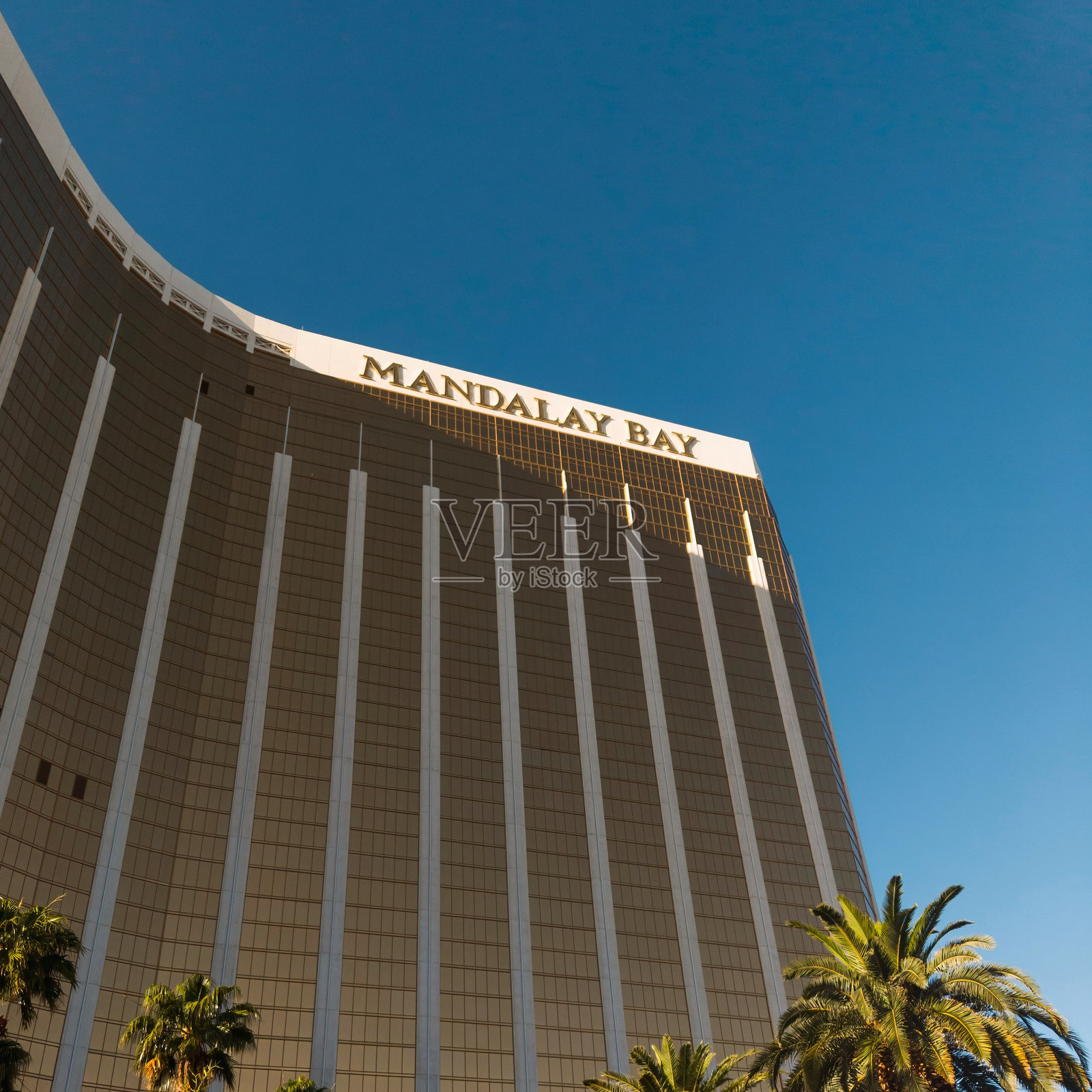 拉斯维加斯内华达州的曼德勒湾度假村和赌场的低角度视图照片摄影图片