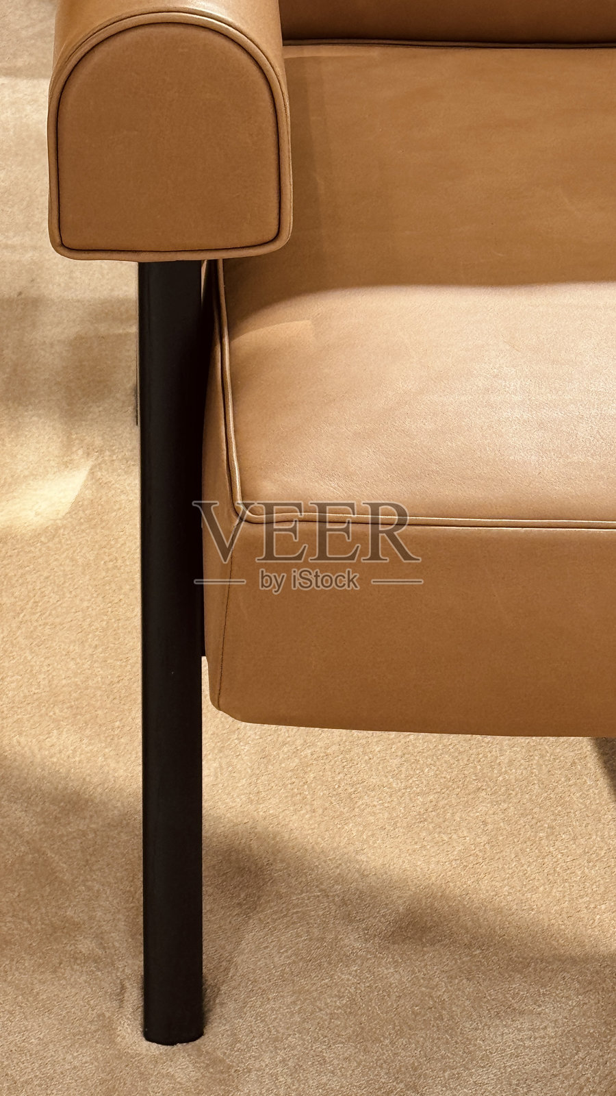 米色皮革扶手椅边缘照片摄影图片