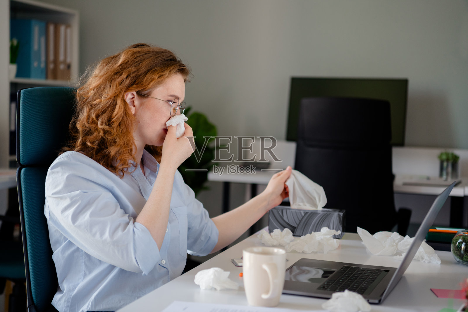 穿着正式商务服装的漂亮年轻女孩因新冠病毒生病，在成功的明亮办公室中与同事共事。照片摄影图片