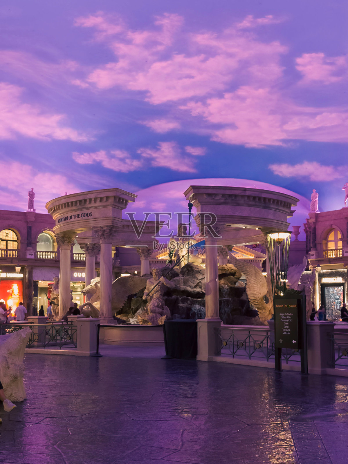 拉斯维加斯，内华达州，美国的凯撒宫酒店和赌场在紫色日落和多云的天空下照片摄影图片