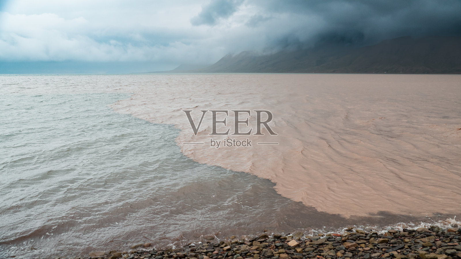 斯瓦尔巴特海岸线在阴郁天空下的惊人景色，黄昏时分波涛汹涌的海水照片摄影图片