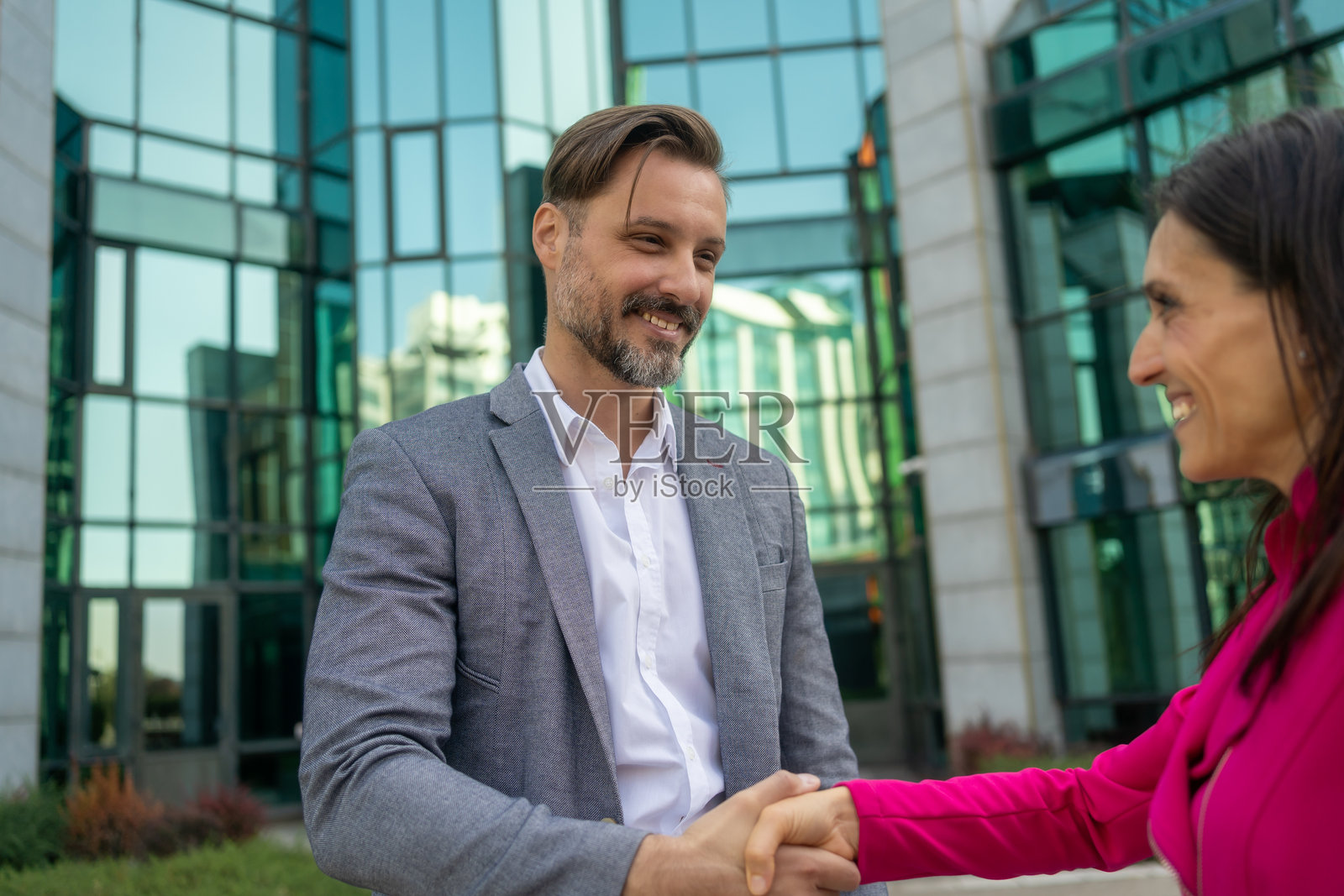 商界人士握手交流照片摄影图片