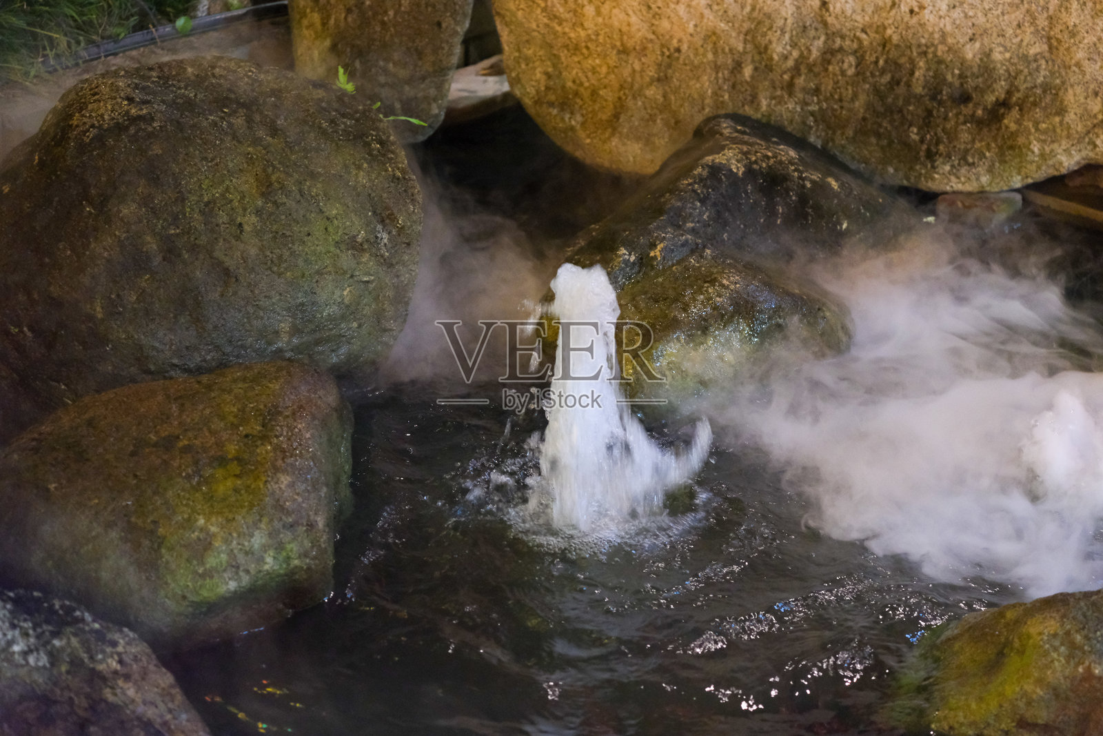 喷泉和蒸汽喷涌而出。照片摄影图片