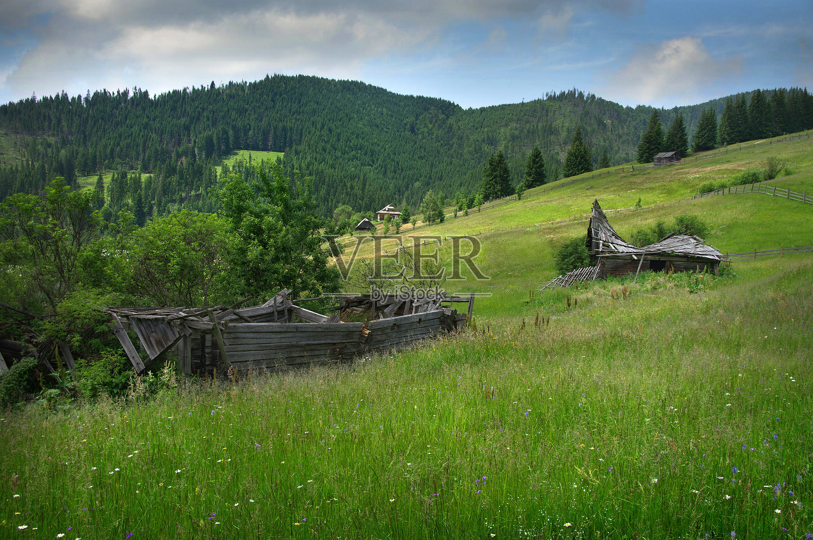 古老的哈乌苏尔建筑随着时间的推移而逐渐破败，风景如画。照片摄影图片