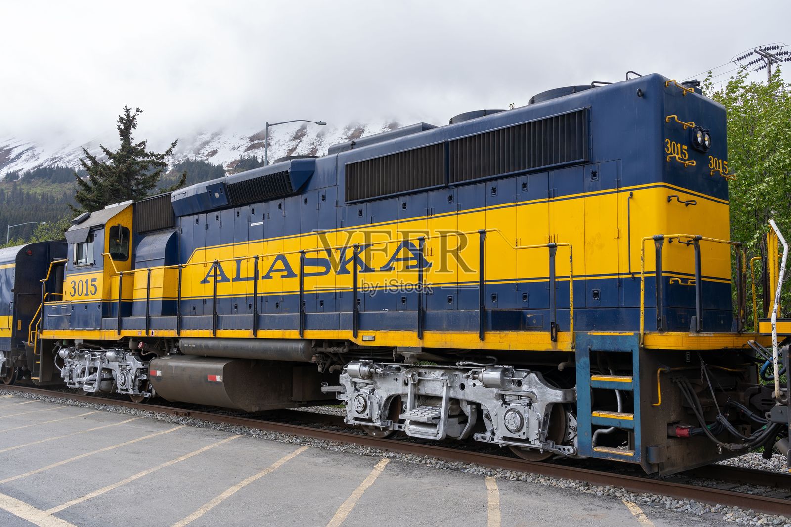 阿拉斯加铁路机车与山脉背景照片摄影图片