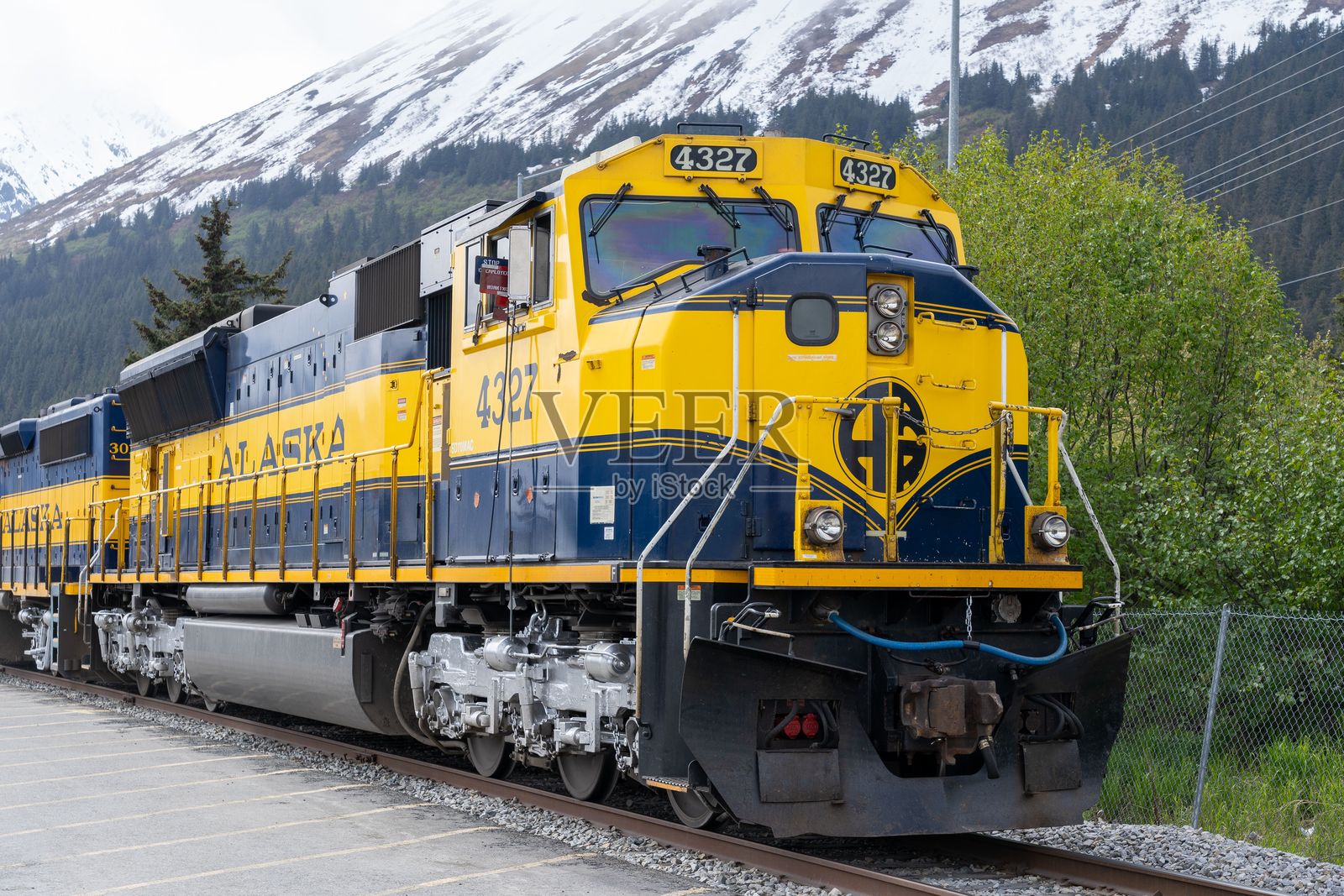 阿拉斯加铁路列车与山脉照片摄影图片