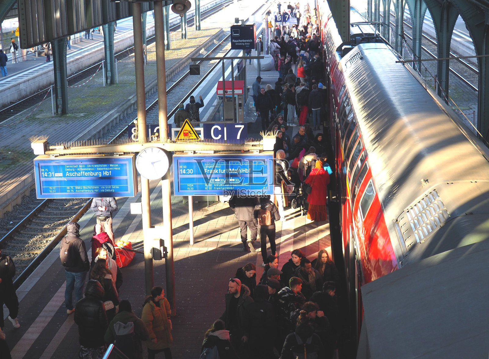 冬季拥挤的站台与红色列车照片摄影图片