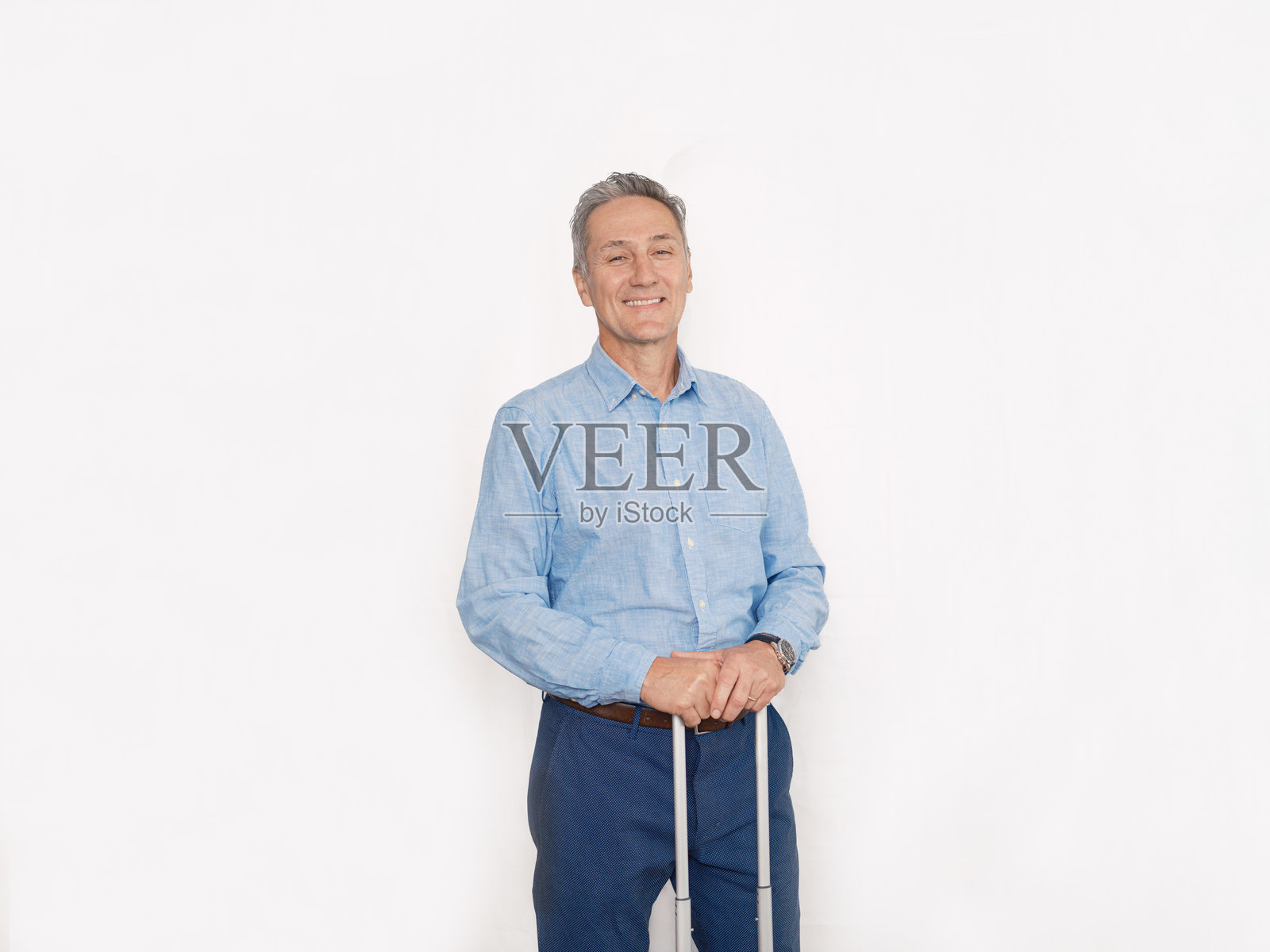 成熟的白人男性在白色背景上照片摄影图片